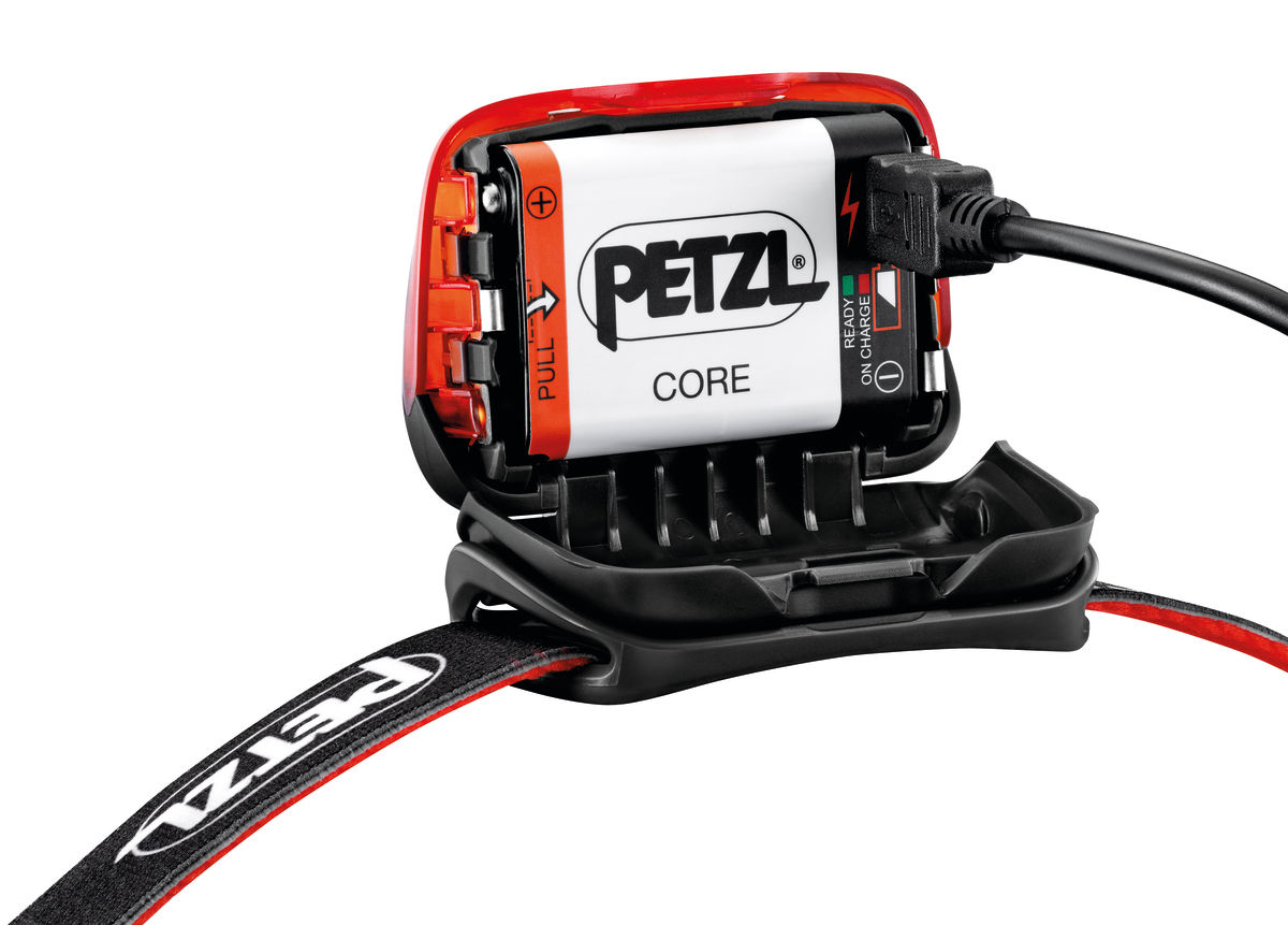 Čelovka Petzl Actik Core černá