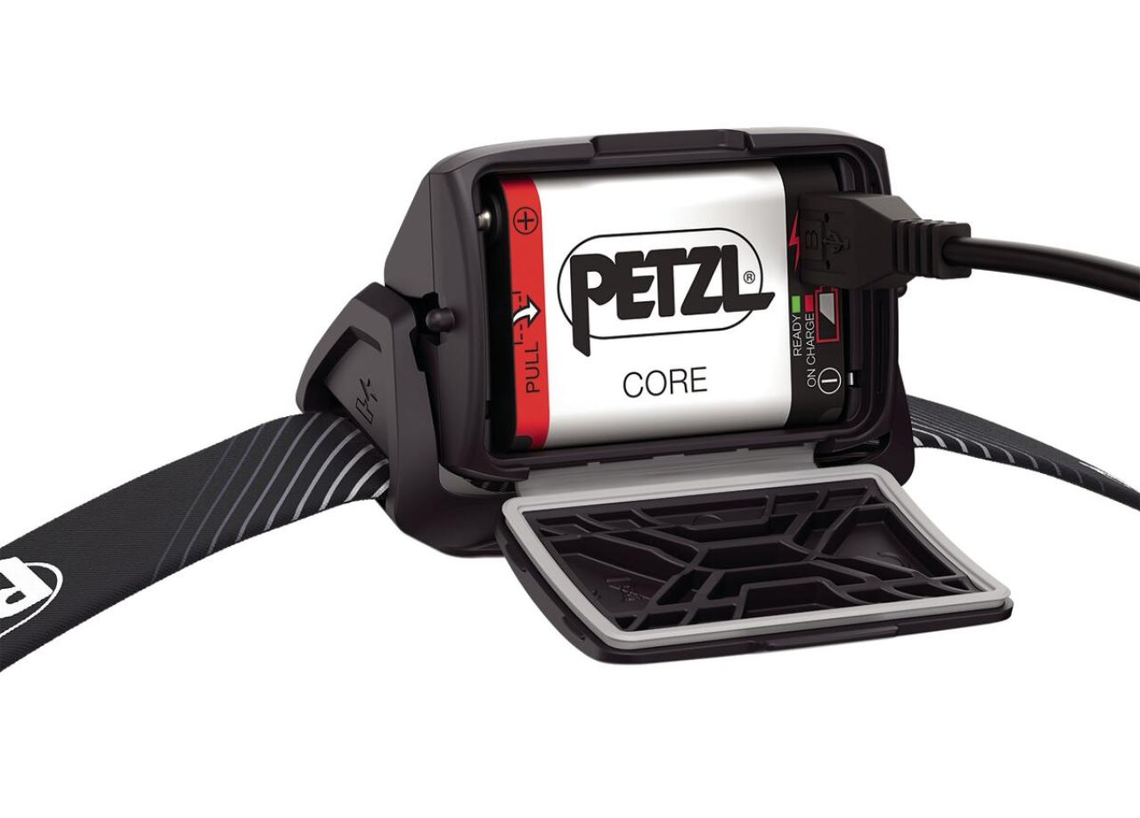 Čelovka Petzl Actik Core 2022 šedá